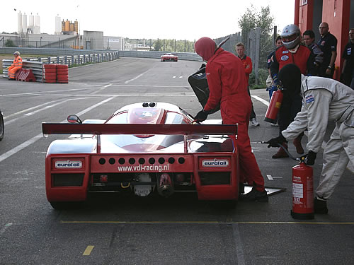 Stop van VDI in race 2 op de achtergrond rijdt Saker Europe weg